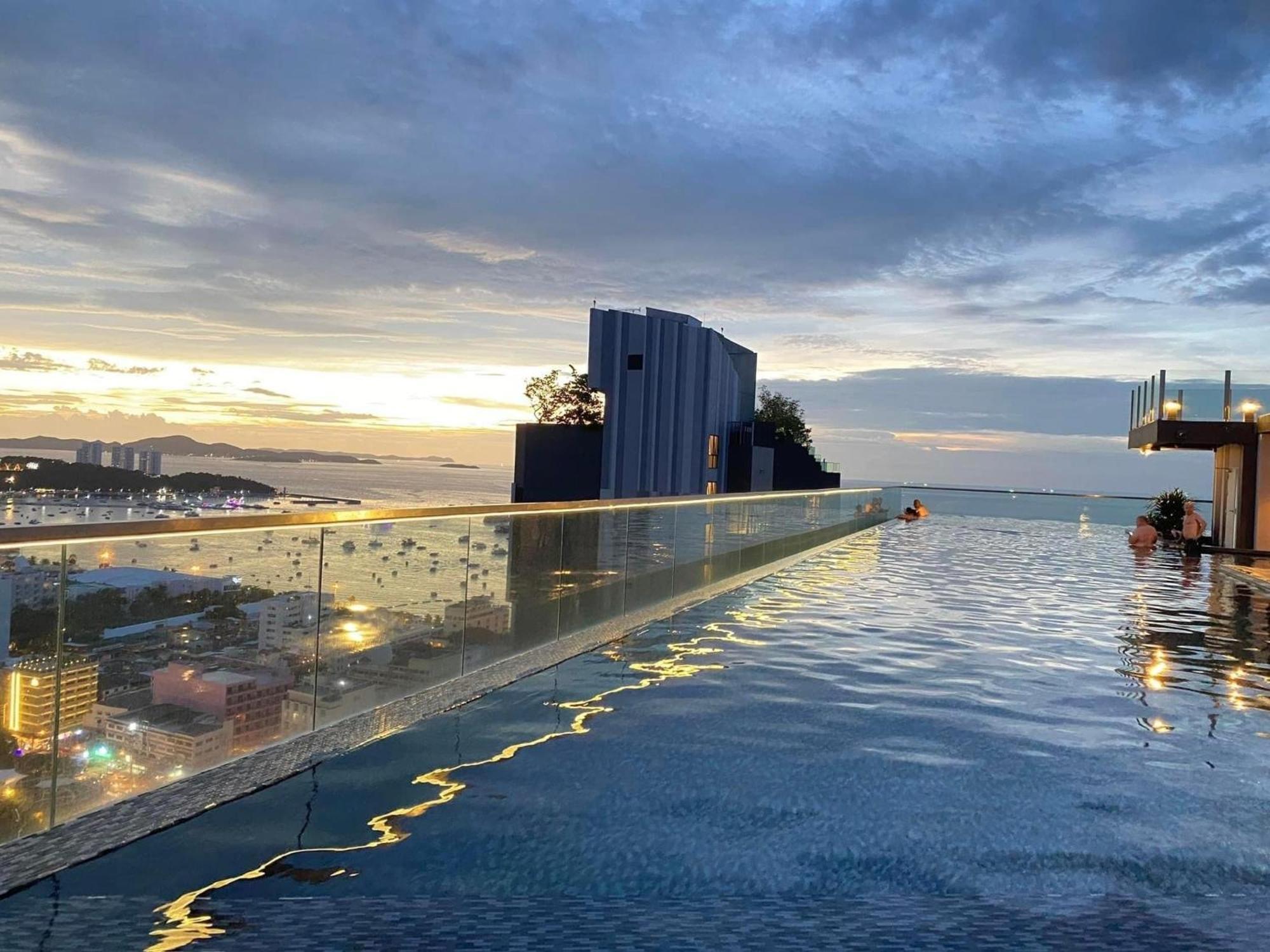 The Base Central Pattaya By Mickey Екстериор снимка
